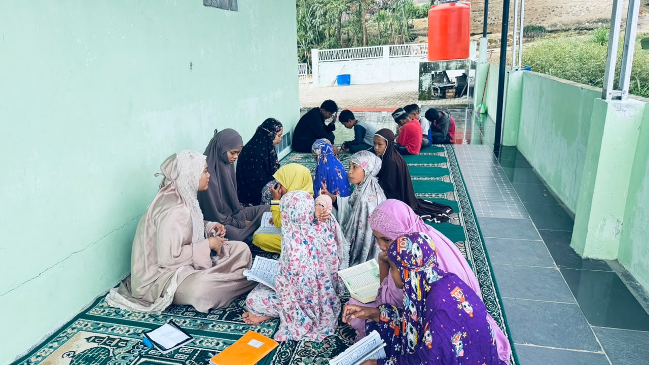 Anak-anak yang mengaji keagamaan bersama KPM Kelompok 19
